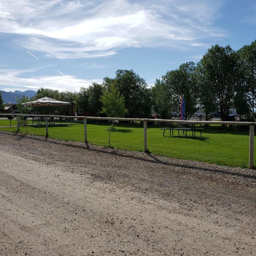 Wolf Den Log Cabin Motel And Rv Park Thayne Kültér fotó